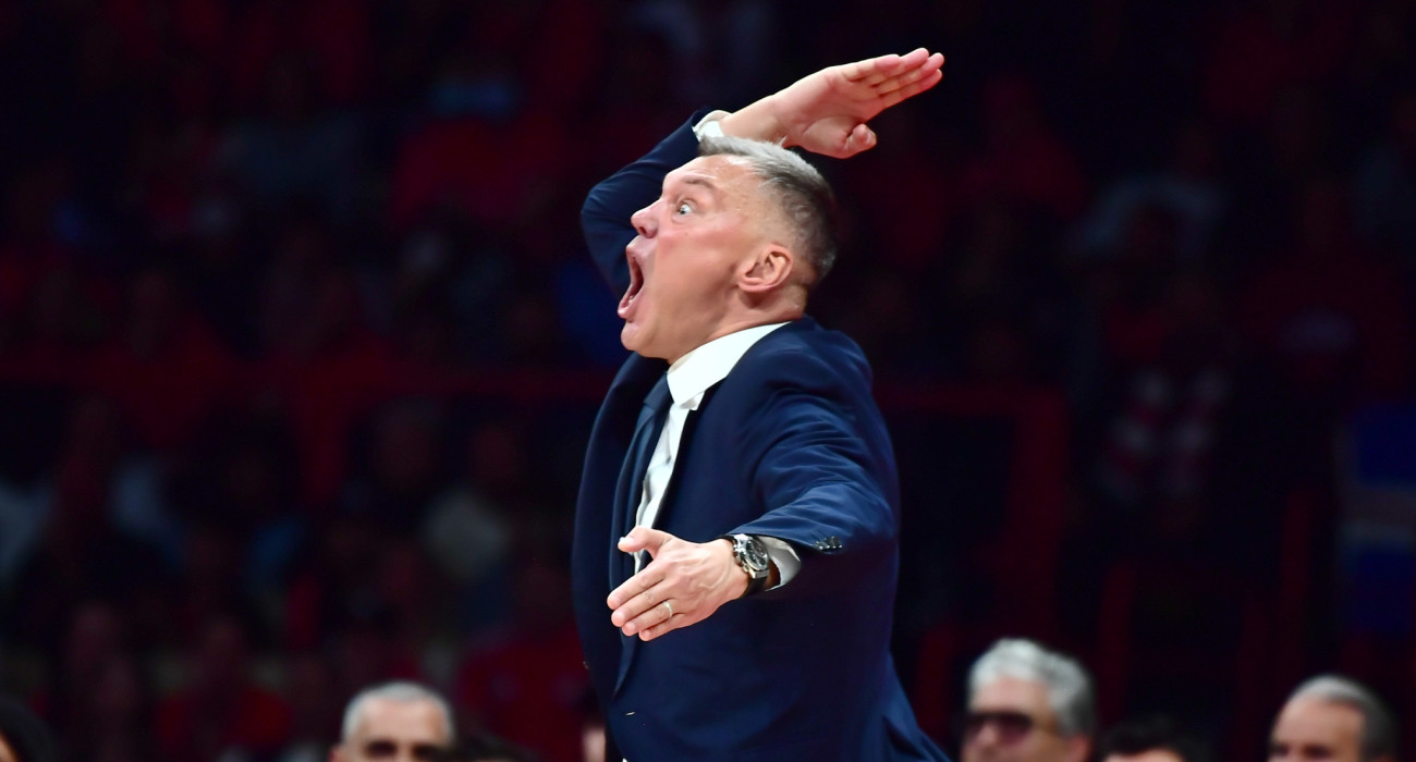 Ο εκνευρισμένος Σαρούνας Γιασικεβίτσιους, στον πάγκο της Φενέρμπαχτσε / Eurokinissi