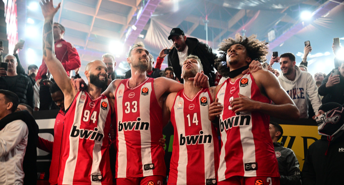 Οι παίκτες του Ολυμπιακού πανηγυρίζουν έξαλλα μετά τη νίκη επι της Φενέρ - Πηγή: Eurokinissi