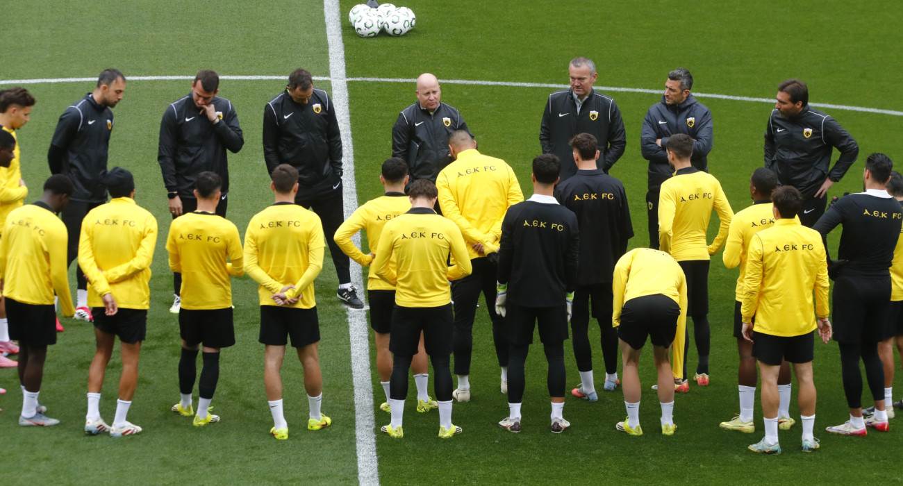 Οι παίκτες της ΑΕΚ με τον Μάρκο Νίκολτς σε προπόνηση / Πηγή: Eurokinissi