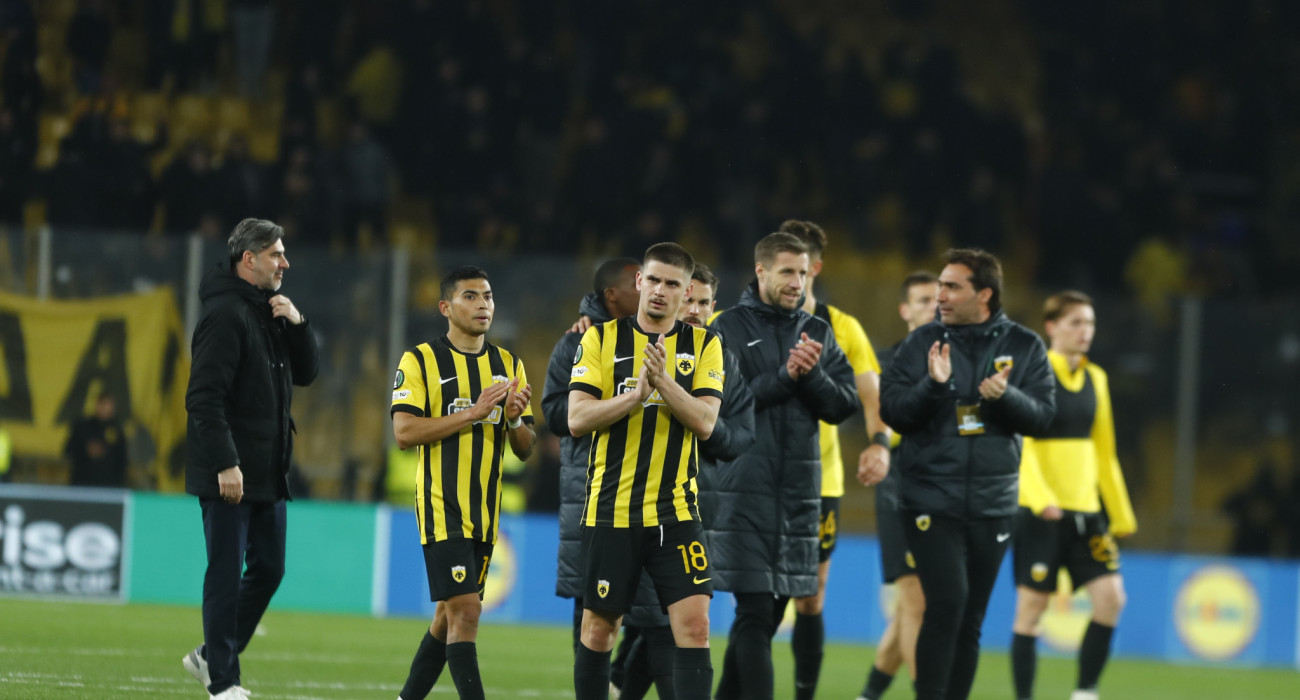 Οι παίκτες της ΑΕΚ μετά το τέλος της αναμέτρησης με την Τσέλιε / Πηγή: Eurokinissi