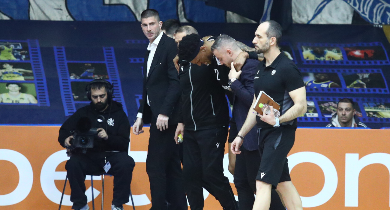 Ο Κλίβελαντ Μέλβιν αποχώρησε υποβασταζόμενος μετά τον τραυματισμό του / Πηγή: Eurokinissi