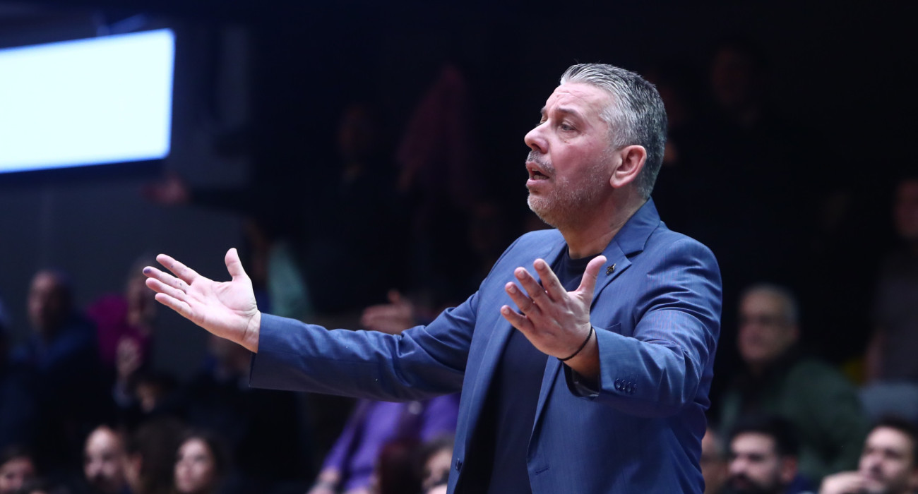 Ο Ηλίας Παπαθεοδώρου, προπονητής του Αμαρουσίου στην ήττα από τη Μύκονο / πηγή: eurokinissi