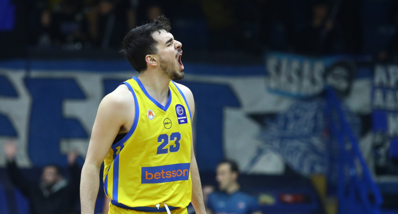 Ο Κώστας Παπαδάκης πανηγυρίζει με τη φανέλα του Περιστερίου / Πηγή: Eurokinissi