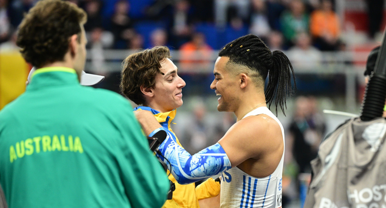 Ο Ντουπλάντις και ο Καραλής αγκαλιάστηκαν μετά τον τελικό/ Πηγή: Eurokinissi