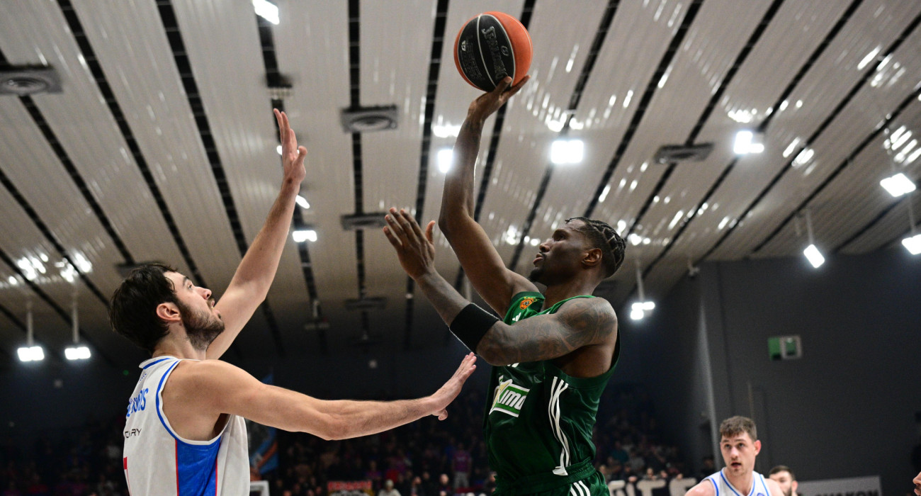 Ο Χέιζ Ντέιβις μπροστά στον Γιώργο Τσαλμπούρη / πηγή: eurokin issi