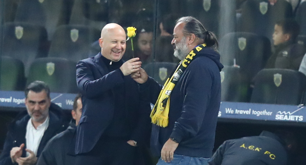 Ο Μάριος Ηλιόπουλος έδωσε ένα κίτρινο τριαντάφυλλο στον Μάρκο Νίκολιτς / Πηγή: Eurokinissi