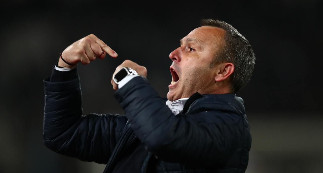 Ο Κώστας Μπράτσος πανηγυρίζει έξαλλα μετά τη νίκη του Βόλου επί του ΠΑΟΚ / Πηγή: Eurokinissi