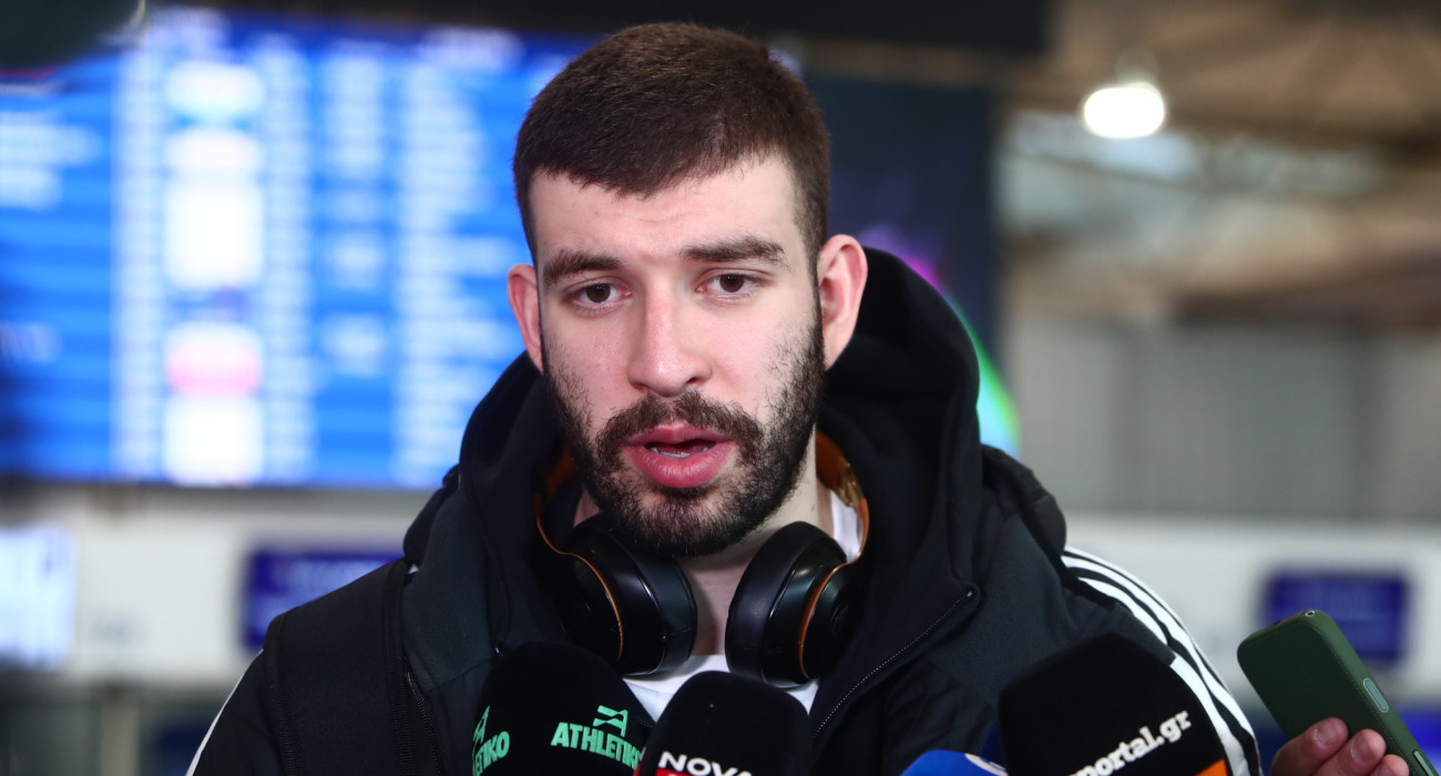 Ο Νίκος Ρογκαβόπουλος κατά την αναχώρηση του Παναθηναϊκού για το Σεράγεβο για την αναμέτρηση κόντρα στην Dubai BC / Πηγή: Eurokinissi