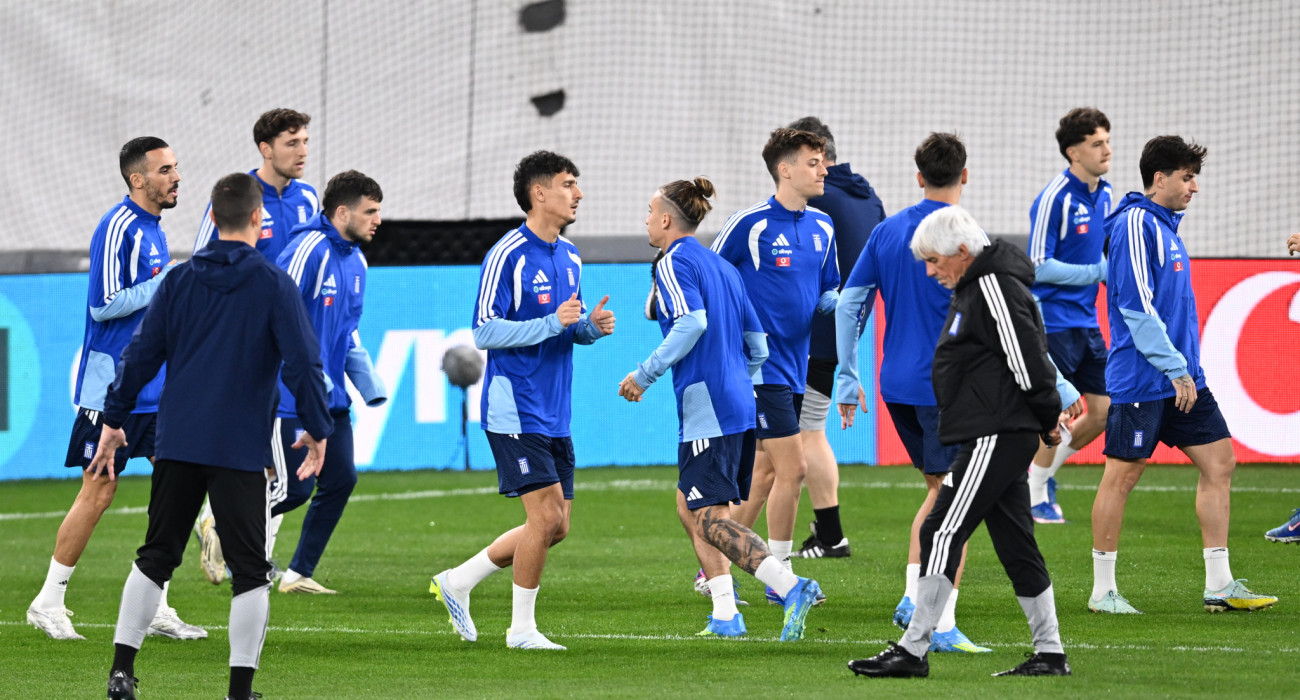 Οι διεθνείς προπονούνται υπό το βλέμμα του Ιβάν Γιοβάνοβιτς / Πηγή: Eurokinissi