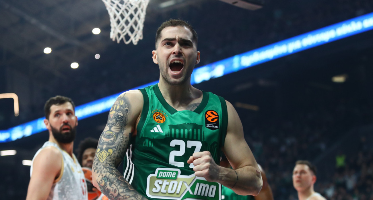 Ο Βασίλης Τολιόπουλος πανηγυρίζει στο ΟΑΚΑ και οι φίλοι της ομάδας τον αποθεώνουν / Eurokinissi