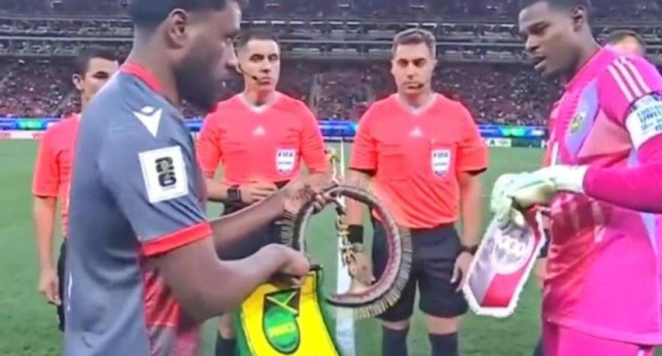 O αρχηγός της Νέας Καληδονίας δίνει το δώρο του σε αυτόν της Τζαμάικας / Screenshot