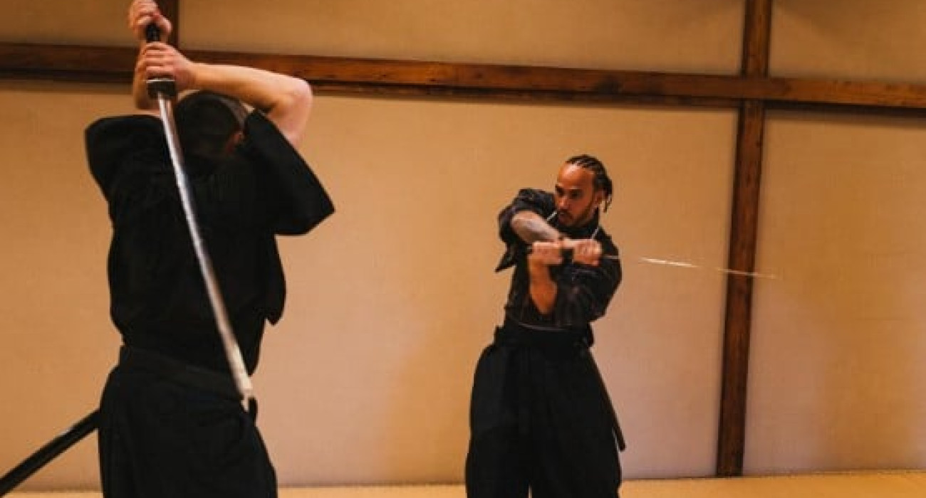 Ο Λιούις Χάμιλτον και το κατάνα του σε ιαπωνικό dojo / Πηγή: Instagram / @lewishamilton