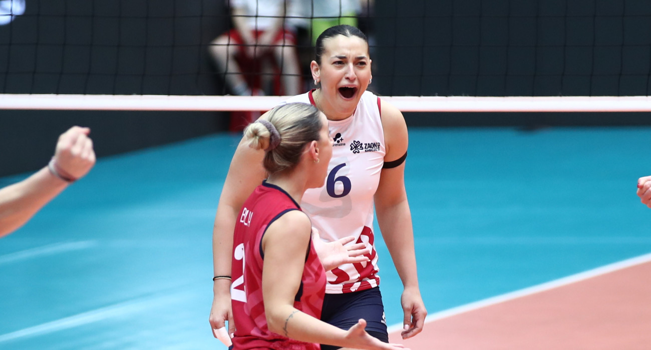 Αλεξάκου και Μπελιά πανηγυρίζουν στον αγώνα του ΖΑΟΝ με τον Ολυμπιακό / Πηγή: Intime