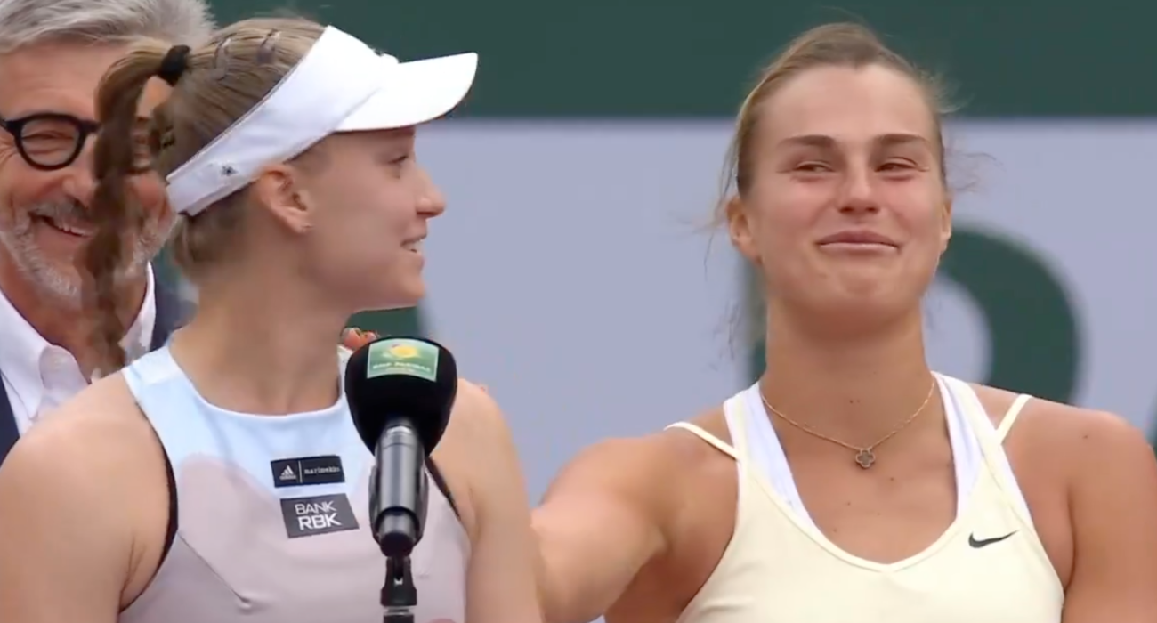 Οι Έλενα Ριμπάκινα και Αρίνα Σαμπαλένκα μετά τον τελικό του Australian Open / Screenshot