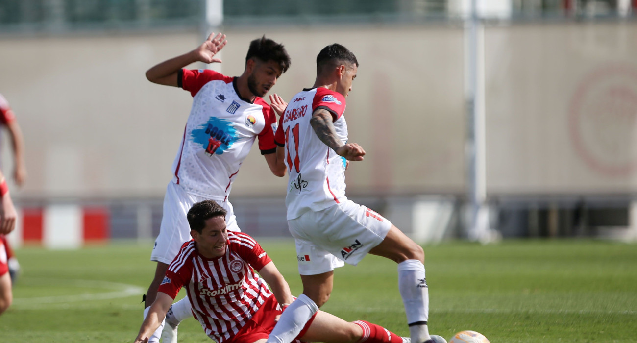 Ο Αλεχάνδρο Μπαρμπάρο (δεξιά) σε αγώνα της Ηλιούπολης κόντρα στον Ολυμπιακό Β / Πηγή: Intime