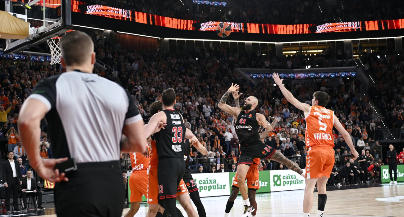 Η σιτγμή που ο Φουρνιέ σουτάρει στην εκπνοή του χρόνου στο ματς του Ολυμπιακού με τη Βαλένθια / Πηγή: Intime