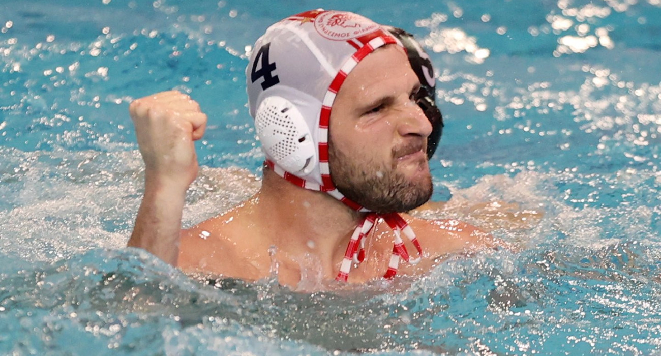 Ο αρχηγός του Ολυμπιακού, Ντίνος Γενηδουνιάς, πανηγυρίζει στον αγώνα ε την Μπρέσια / Πηγή: Intime