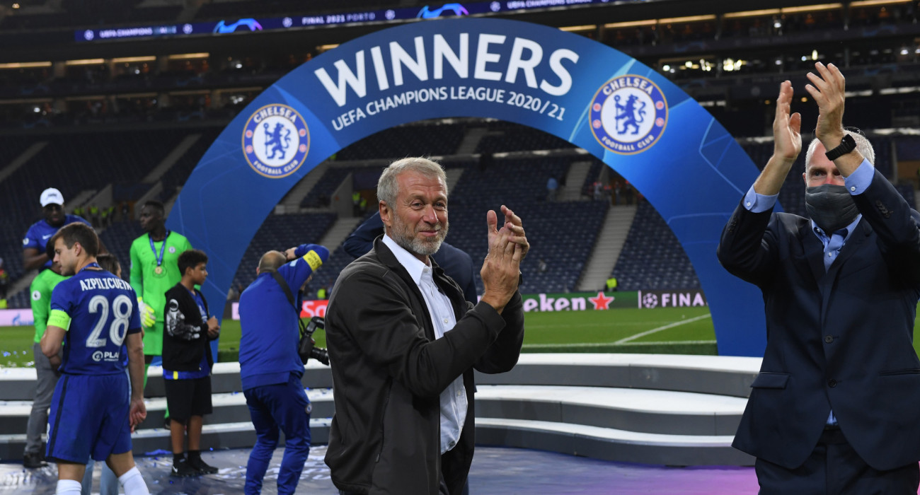 Μάιος 2021: Ο Ρομάν Αμπράμοβιτς, ως ιδιοκτήτης της Τσέλσι, πανηγυρίζει την κατάκτηση του Champions League / Πηγή: Alex Caparros - UEFA/UEFA via Getty Images