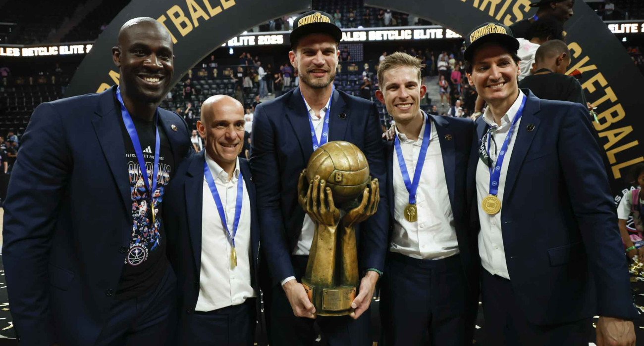 Ο Ίσαλο (στο κέντρο) και ο Τόμας (δίπλα του) - Photo by Jean Catuffe/Getty Images