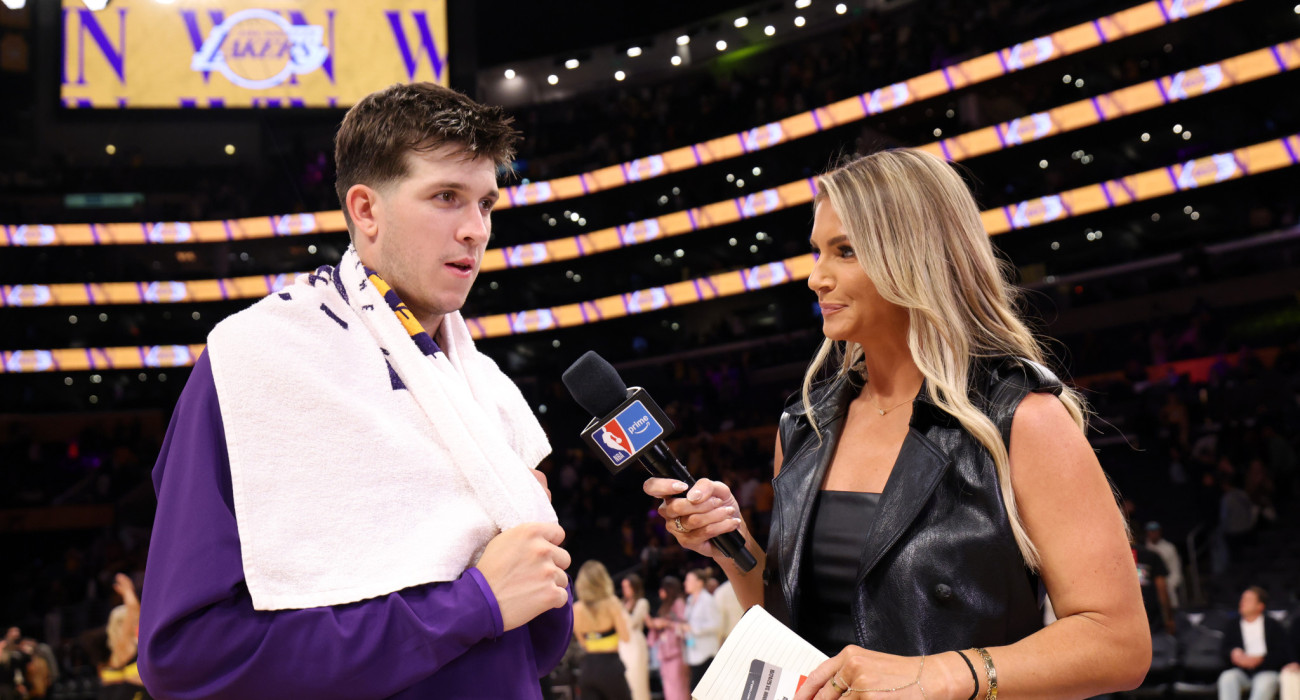 Η Άλι Κλίφτον του δικτύου Prime της Amazon παίρνει συνέντευξη από τον Όστιν Ριβς των Λέικερς / Πηγή: Photo by Kevork Djansezian / Getty Images