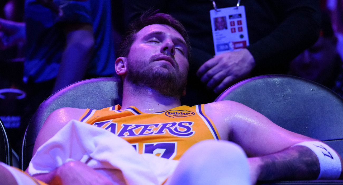 Ο Λούκα Ντόντσιτς ξεκουράζεται στον πάγκο των Λέικερς, στο ματς κόντρα στους Χιτ/Photo by Rich Storry/Getty Images