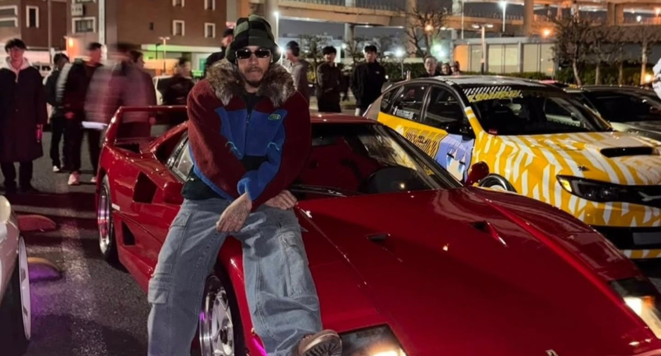 Ο Λιούις Χάμιλτον με μια Ferrari F40/ screenshot