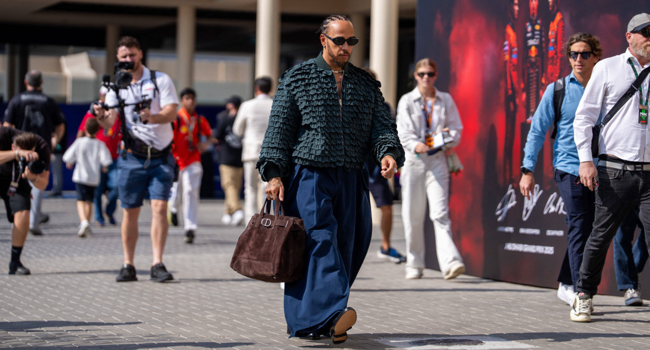 Ο Λιούις Χάμιλτον στο paddock στο Grand Prix του Άμπου Ντάμπι το 2025 με ρούχα της Dior / Πηγή: Imago