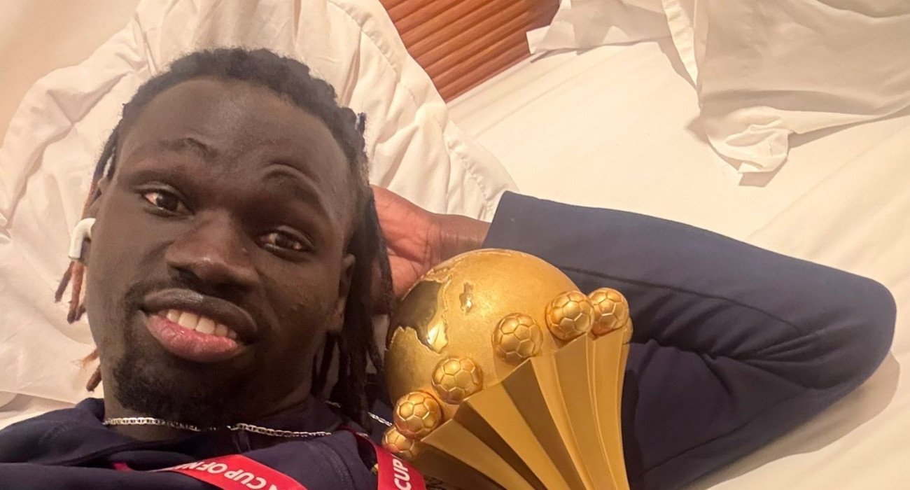 Ο Πατέ Σις με το τρόπαιο στην αγκαλιά του