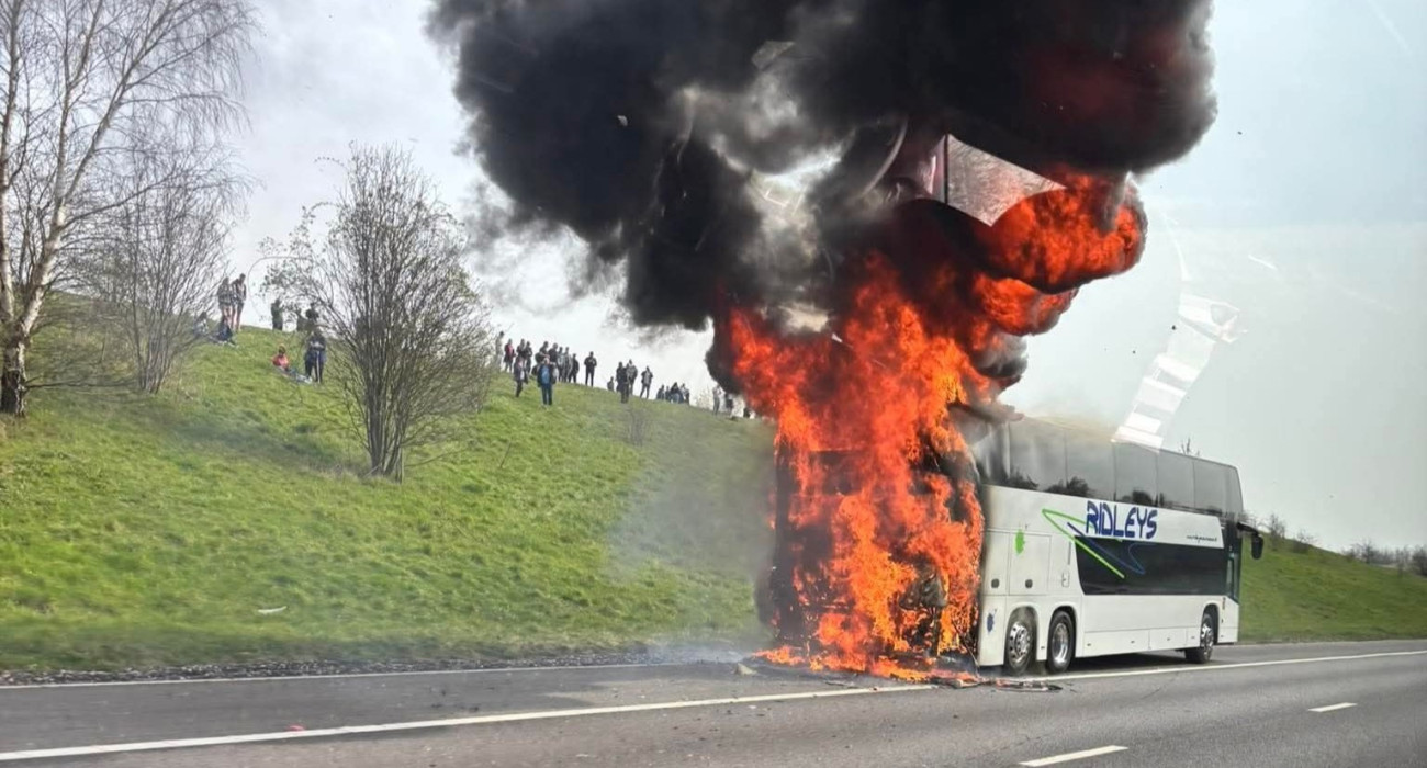 Το φλεγόμενο πούλμαν που επέβαιναν οι οπαδοί της Μάντσεστερ Σίτι / Screenshot