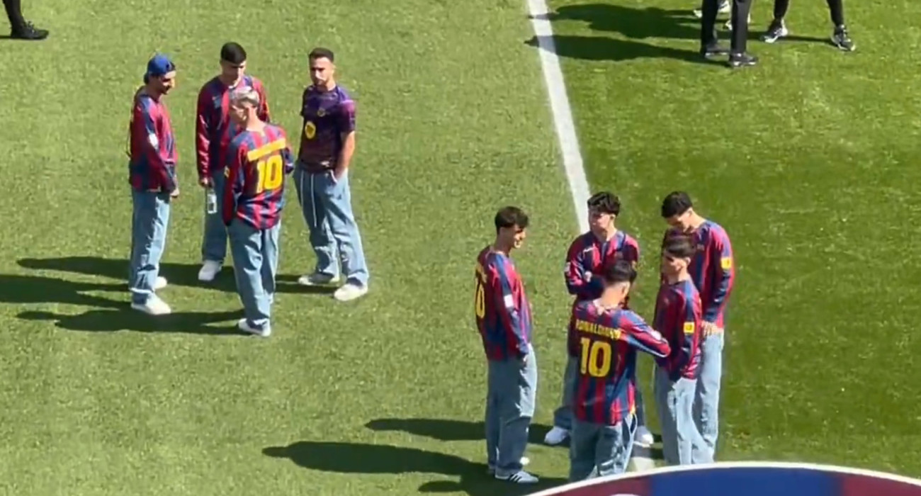 Οι ποδοσφαιριστές της Μπαρτσελόνα μπήκαν στο Καμπ Νόου με τη φανέλα του Ροναλντίνιο / Sreenshot