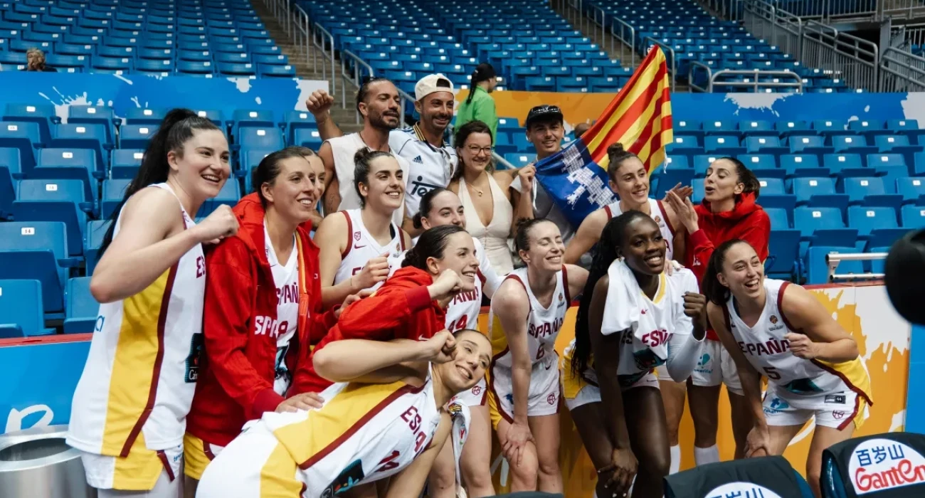Η Εθνική ομάδα μπάσκετ Γυναικών της Ισπανίας πανηγυρίζει / Πηγή: FIBA