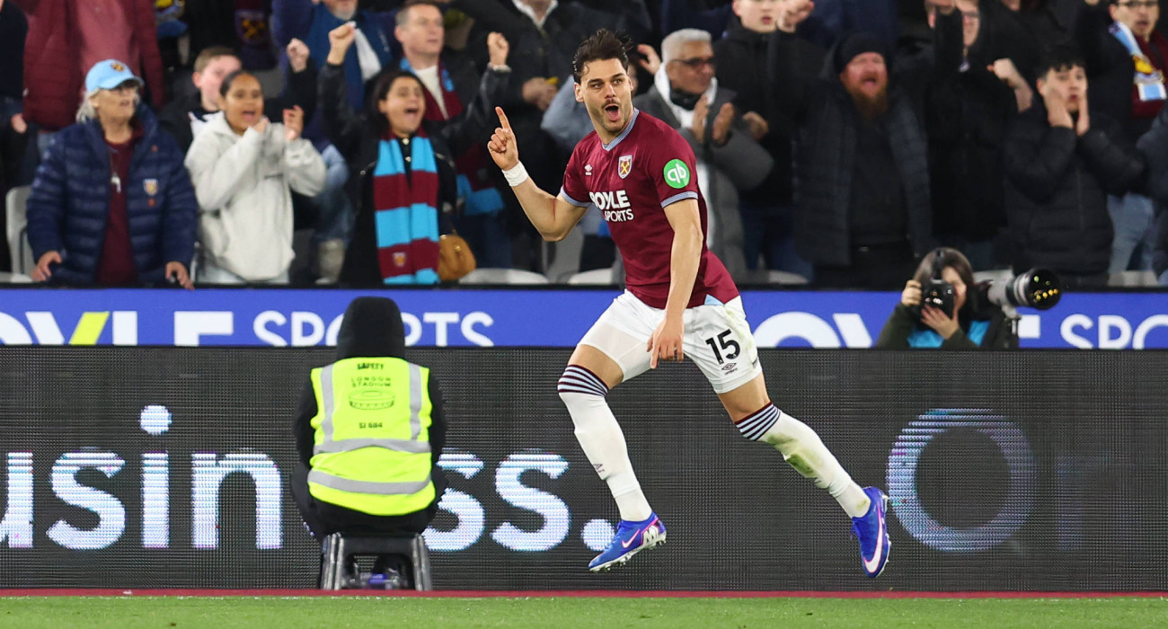 Ο Ντίνος Μαυροπάνος πανηγυρίζει έξαλλα το γκολ του με τη φανέλα της Γουέστ Χαμ / Πηγή: Imago