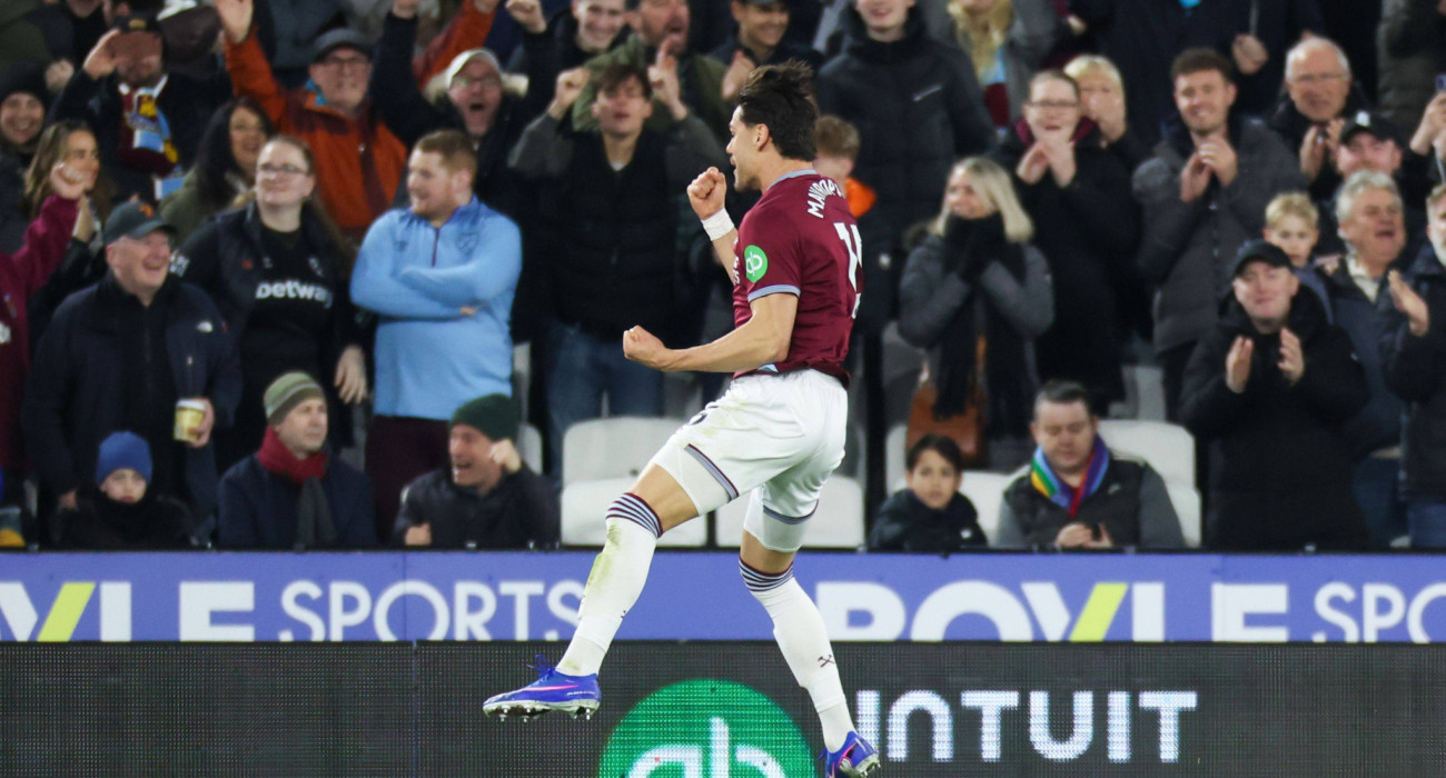 Ο Ντίνος Μαυροπάνος πανηγυρίζει έξαλλα το γκολ του με τη φανέλα της Γουέστ Χαμ / Πηγή: Imago