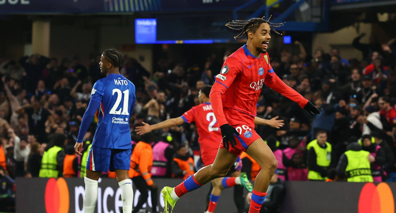 Ο Μπράντλεϊ Μπαρκολά πανηγυρίζει το δεύτερο γκολ της Παρί κόντρα στην Τσέλσι / Πηγή: Imago