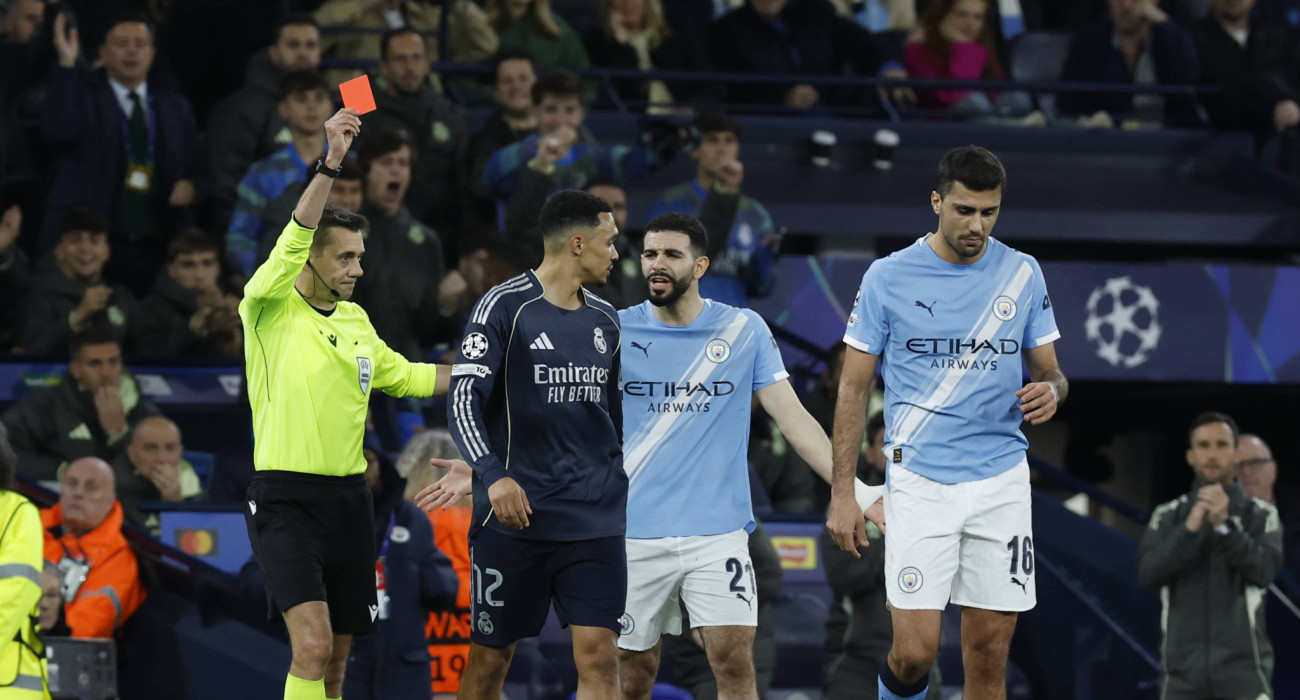 Η στιγμή που ο διαιτητής αποβάλει τον Μπερνάντο Σίλβα / Πηγή: Imago