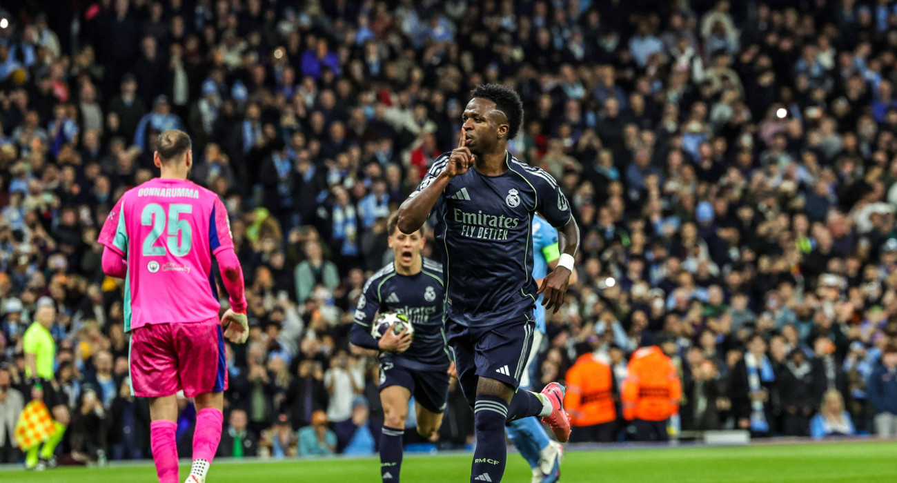 Ο Βινίσιους πανηγυρίζει με την χαρακτηριστική κίνηση «σωπάστε», μπροστά στους οπαδούς της Μάντσεστερ Σίτι / Πηγή: Imago