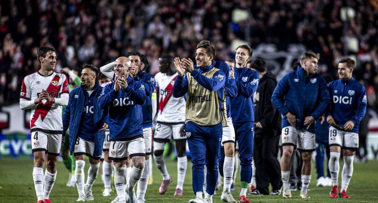 Οι παίκτες της Ράγιο Βαγιεκάνο πανηγυρίζουν με τους φίλους της ομάδας μετά την πρόκριση με τη Σαμσουνσπόρ / Πηγή: Imago