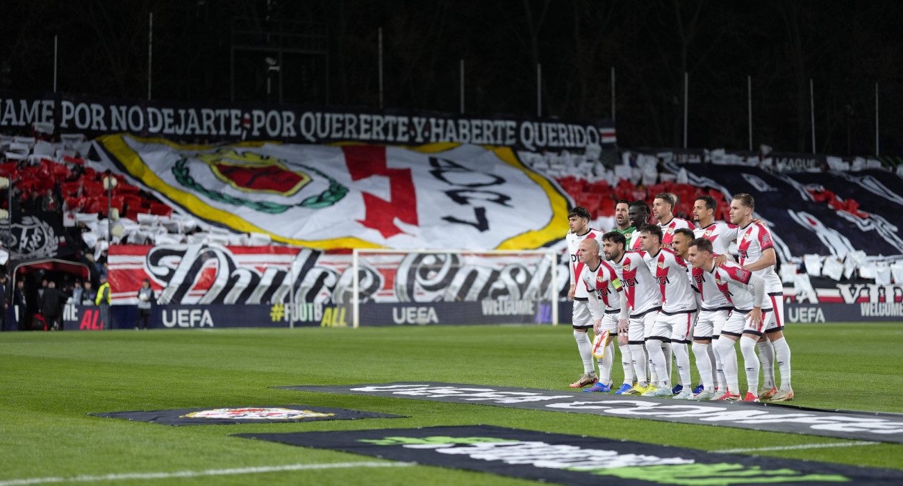 Οι παίκτες της Ράγιο Βαγιεκάνο και ο κόσμος της ομάδας πριν την έναρξη του αγώνα με την Σαμσουνσπόρ / Πηγή: Imago