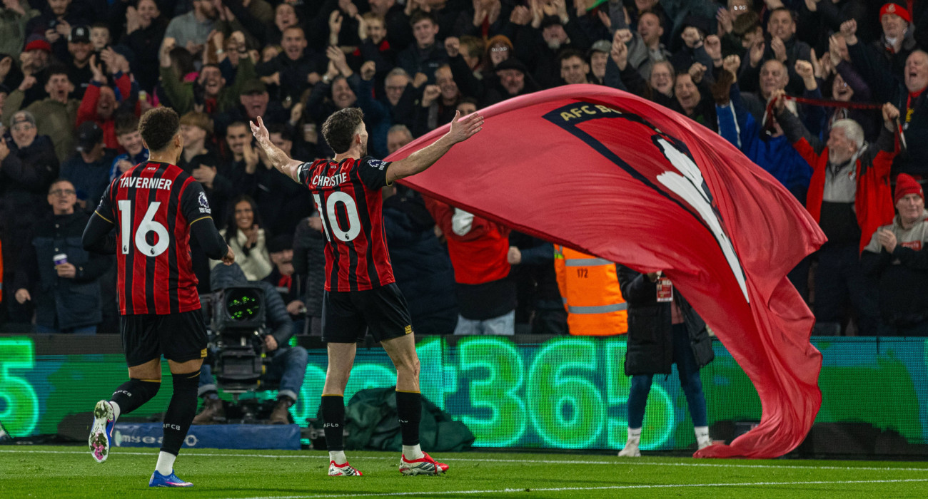 Ο Ράιν Κρίστι της Μπόρνμουθ πανηγυρίζει το γκολ του μπροστά στους οπαδούς στο Vitality Stadium / Πηγή: Imago