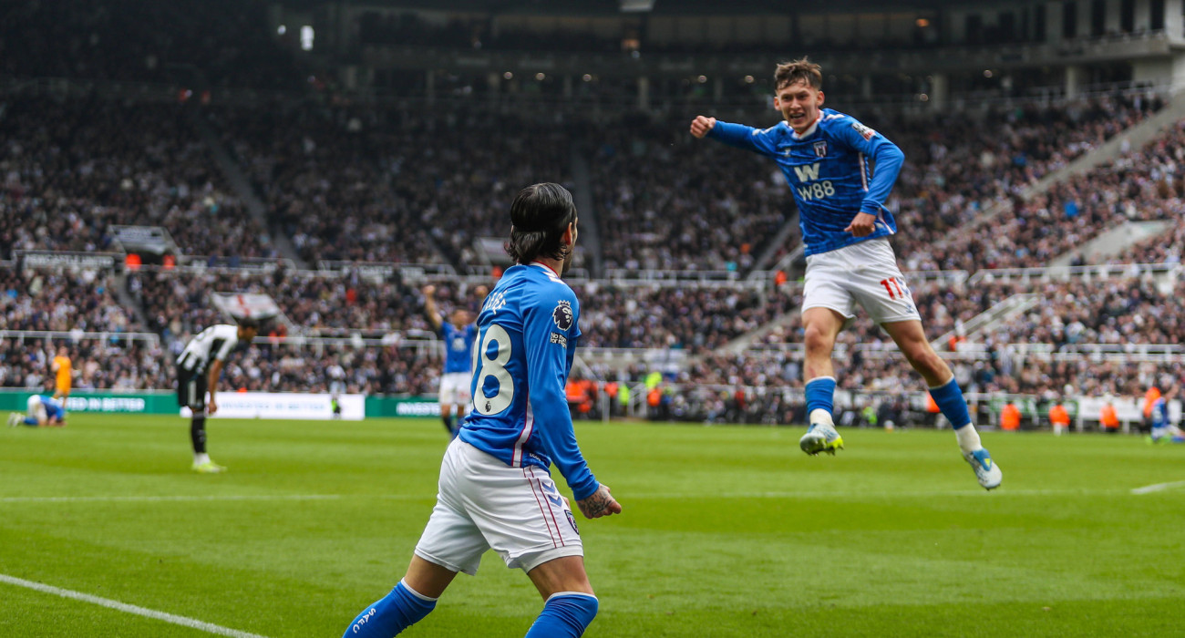 Οι ποδοσφαιριστές της Σάντερλαντ πανηγυρίζουν την εκτός έδρας νίκη τους κόντρα στη Νιουκάστλ / Πηγή: Imago