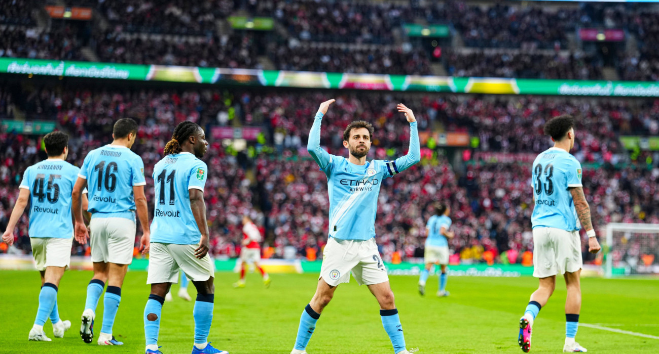 Ο Μπερνάντο Σίλβα πανηγυρίζει το τρόπαιο της Μάντσεστερ Σίτι / Πηγή: Imago