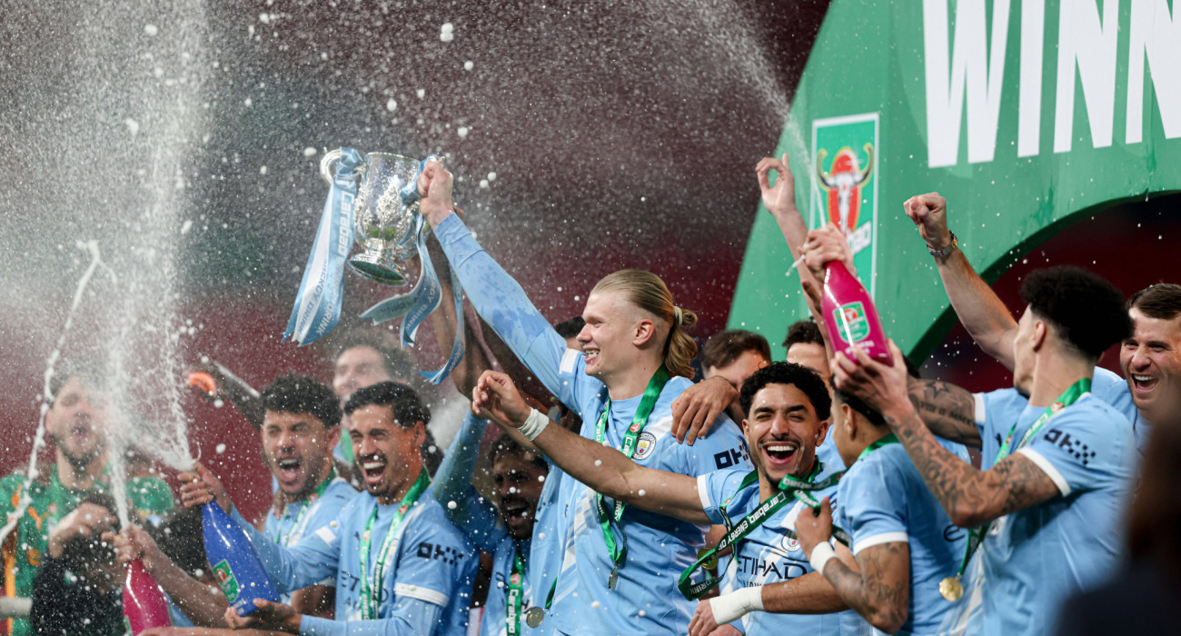 Ο Έρλινγκ Χάαλαντ και οι συμπαίκτες του πανηγυρίζουν την κατάκτηση του 9ου Carabao Cup της Σίτι / Πηγή: Imago