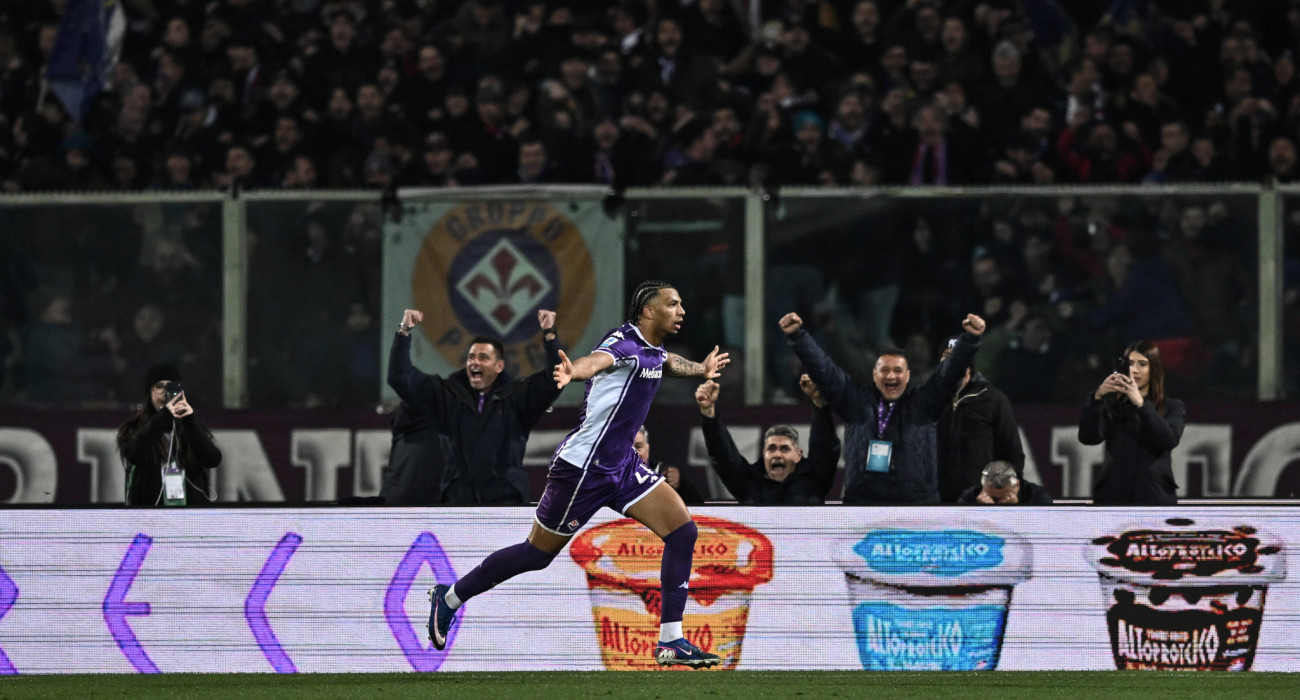 Ο Εντούρ πανηγυρίζει μέσα σε... εκστασιασμό στο «Αρτέμιο Φράνκι» το γκολ της Φιορεντίνα κόντρα στην Ίντερ / Πηγή: Imago