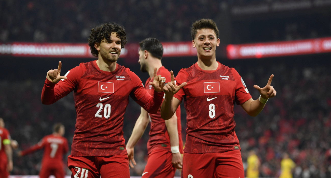 Ο Φέρντι Καρντιόγλου πανηγυρίζει το γκολ του μαζί με τον Άρντα Γκιουλέρ / Πηγή: Imago