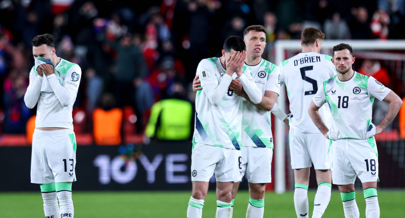 Οι συμπαίκτες του Φιν Αζάζ τον παρηγορούν μετά το χαμένο του πέναλτι απέναντι στην Τσεχία / Πηγή: Imago