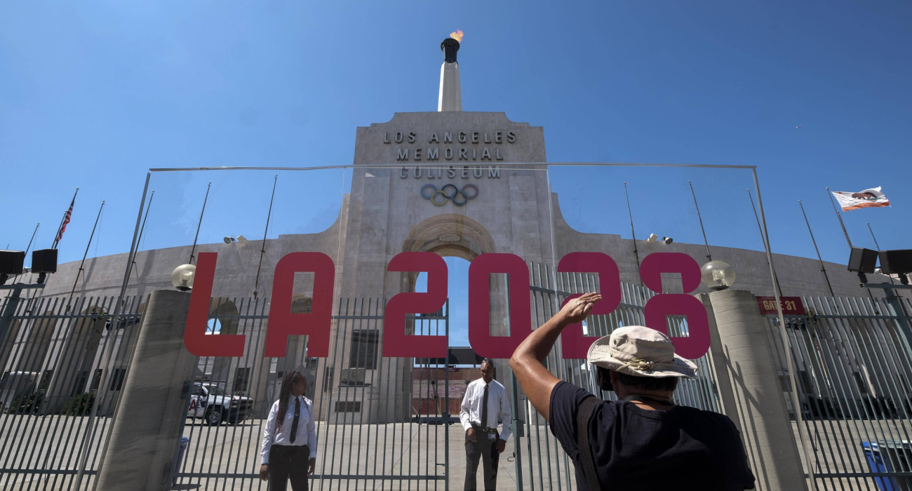 Μια πινακίδα του «LA2028» στην πρόσοψη του Memorial Coliseum  στο Λος Άντζελες / Πηγή: Imago