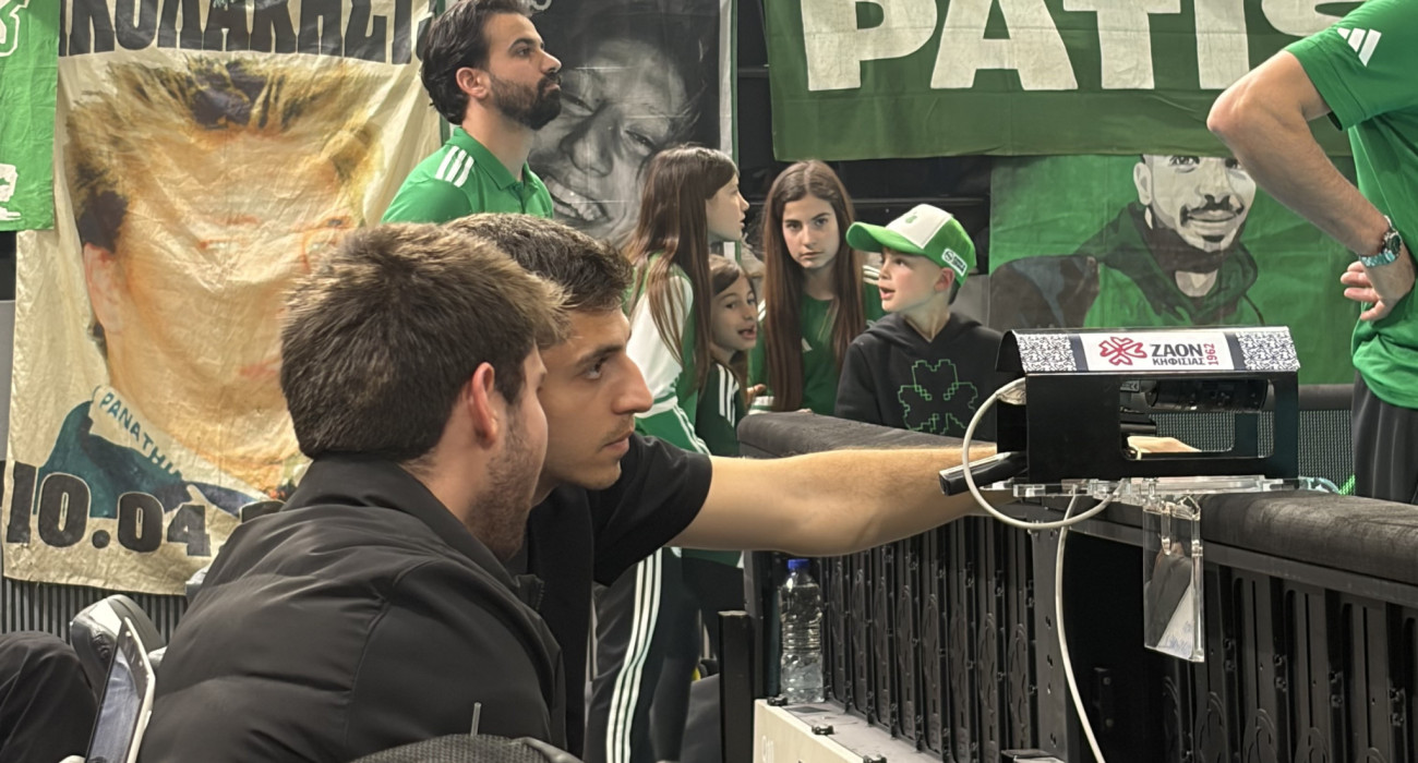 Ο Παύλος Παντελίδης στο κλειστό της Γλυφάδας στον ευρωπαϊκό τελικό βόλεϊ γυναικών / Πηγή: Athletiko