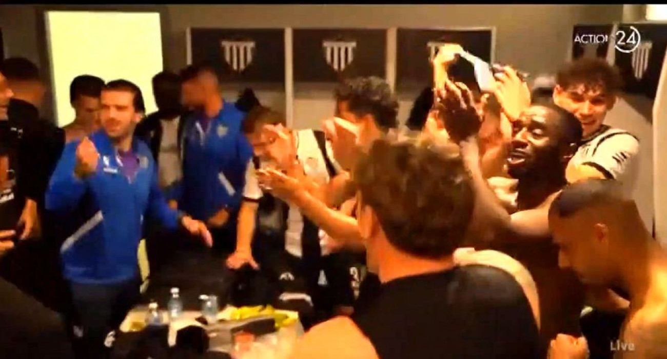 Χαμός στα αποδυτήρια της Καλαμάτας με τους ποδοσφαιριστές της να πανηγυρίζουν έξαλλα την άνοδο στη Stoiximan Super League έπειτα από 26 χρόνια / Πηγή: Glomex