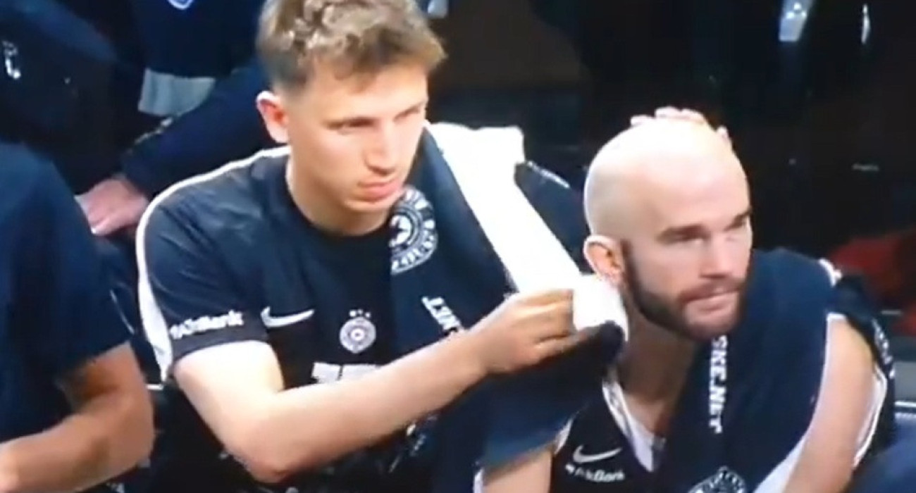 To... ρομαντικό στιγμιότυπο στον πάγκο της Παρτίζαν