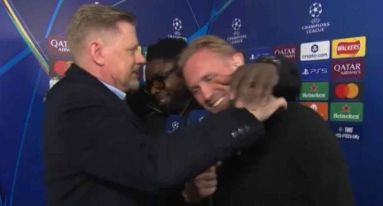 Η αγκαλιά του Κάσπερ Σμάιχελ με τον Πίτερ Σμάιχελ κατά την διάρκεια της συνέντευξης / Screenshot